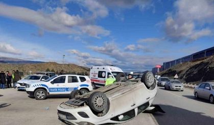 Otomobil metrelerce takla attı, 4 kişi yara almadan kurtuldu