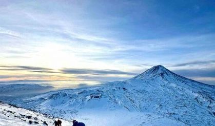 Dağcılar Küçük Ağrı Dağı’nın zirvesine ulaştı