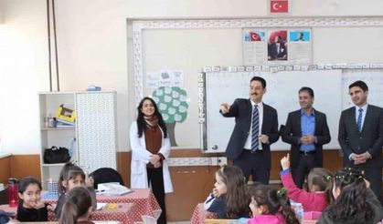 Hamur Kaymakamı Yıldırım, tiyatro, kan bağışı ve ziyaretlerle ilçede renkli günler yaşattı