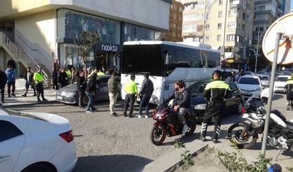Şanlıurfa’da çevik kuvvet aracının çarptığı çocuk hayatını kaybetti, halası yaralandı