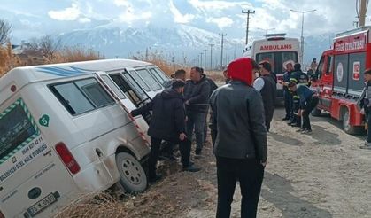 Yolcu minibüsü tahliye kanalına düştü