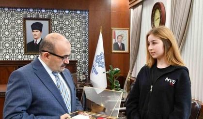 Şehitlikten gelen toprak ve bayrak Vali Ustaoğlu’na teslim edildi