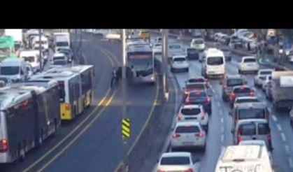 Çırılçıplak metrobüs önüne atladı uçan tekme yedi