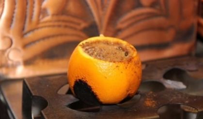 Portakal kabuğunda Türk Kahvesi yapımı