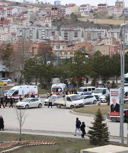 Kamyonete çarpmamak için manevra yapan ambulans kaldırıma çarptı: 2 yaralı