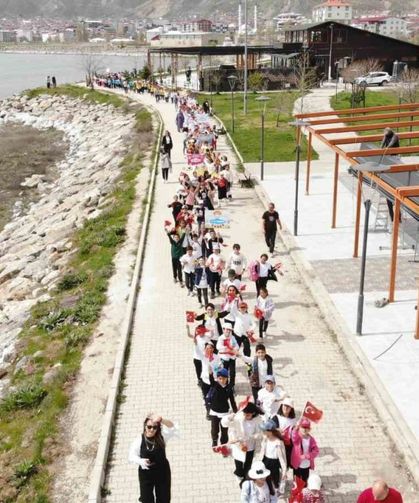 400 öğrenci yürüyüş yapıp sahilde kitap okudu