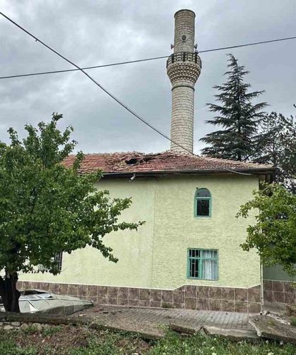 Ankara’da şiddetli rüzgar 2 caminin minaresini yıktı
