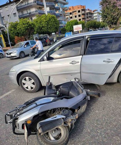 Antalya’da motosiklet ile otomobil çarpıştı: 1 yaralı