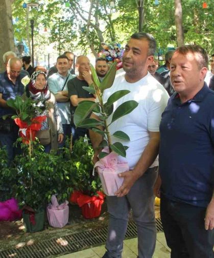 Mut’ta belediye başkanına gönderilen tebrik çiçekleri ihtiyaç sahiplerine yardıma dönüştü
