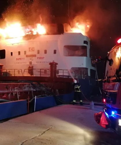 Ordu’da çimento yüklü gemi alevler içinde kaldı: 1 vatandaş dumandan etkilendi