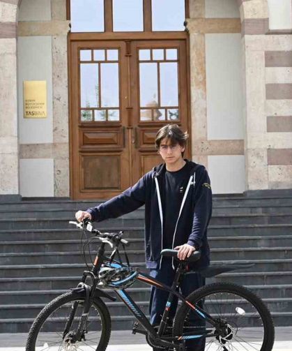 Örnek davranışıyla beğeni toplayan liseli gence Başkan Altay’dan bisiklet