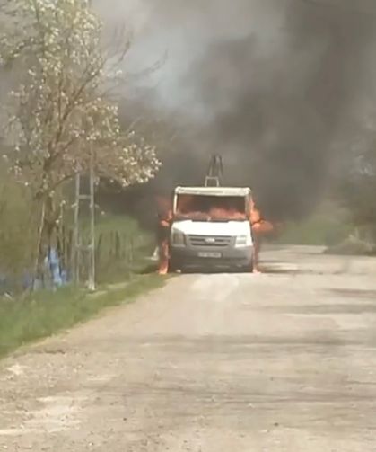 Park halindeki kamyonet alev alev yandı
