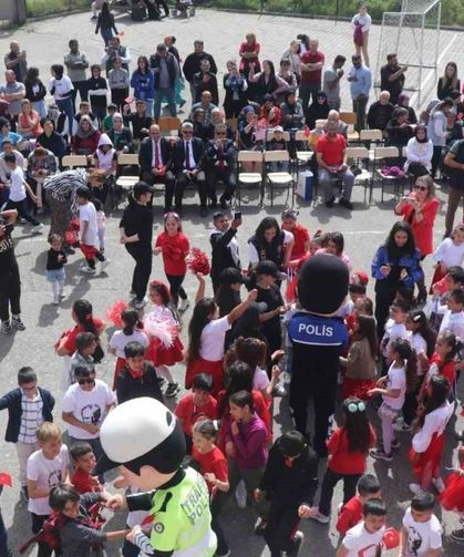 Polisler 23 Nisan’ı çocuklarla kutladı