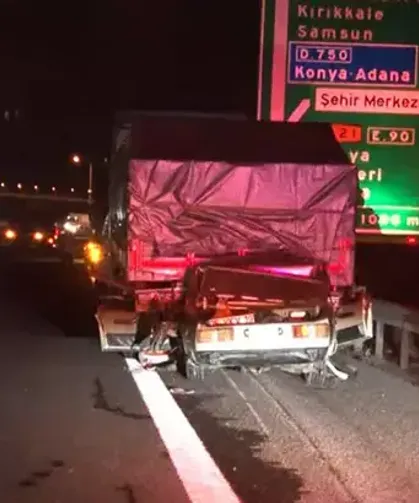 Ankara'da Emniyet Şeridindeki TIR'a Çarpan Otomobilin Sürücüsü Hayatını Kaybetti