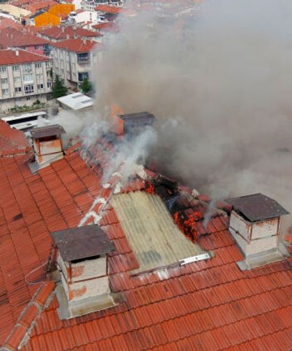 Gökyüzünden Gelen Tehlike: Kütahya'da Yıldırım Çatıyı Vurdu, 9 Katlı Binada Korku Dolu Anlar Yaşandı