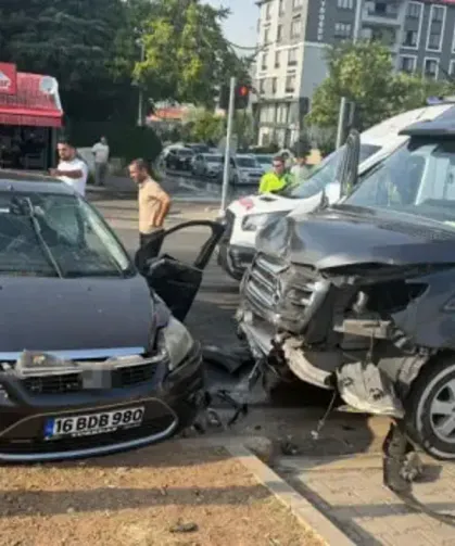 Bingöl'de Kavşakta Korkutan Kaza: Minibüs ile Otomobil Çarpıştı, 5 Kişi Yaralandı
