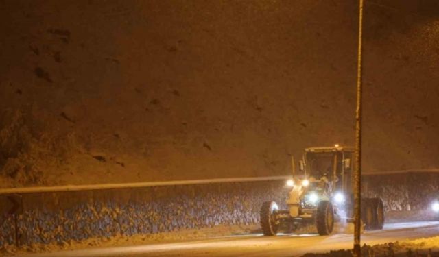 Bingöl’de belediye ekiplerinin karla mücadele mesaisi başladı