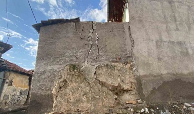 Çankırı’da bir garip yapı: Çatlayan duvarı telle tutturdular