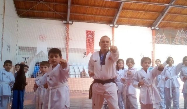 Gençlere taş çıkartan 64 yaşındaki taekwondocu çocuklar için kolları sıvadı