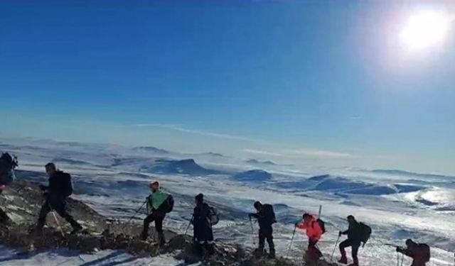 Iğdırlı dağcılar Sarıkamış Şehitleri için Allahuekber Dağı’na tırmandı