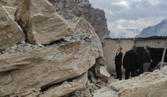 Uludere’de kaya düşmesi sonucu evi zarar gören aileye yardım eli uzatıldı
