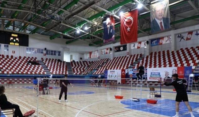 Ağrı’da Gençler Badminton Grup müsabakaları başladı