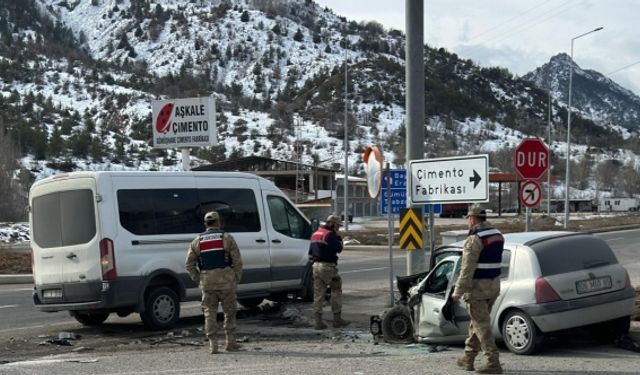 Gümüşhane’de otomobille servis minibüsü çarpıştı: 4 yaralı