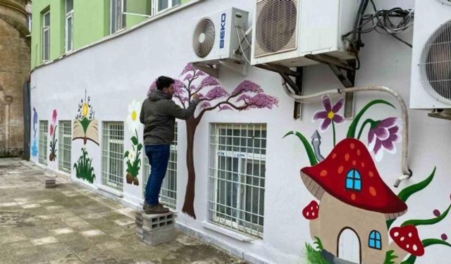 Öğrencilerin motivasyonunu arttırmak için bahçe duvarını süsledi