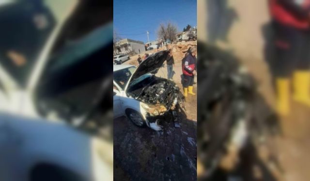 Park halindeki otomobil yanarak kullanılamaz hale geldi