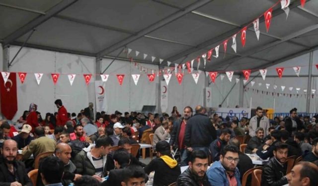 Elazığ Belediyesi’nden bin kişilik iftar sofrası