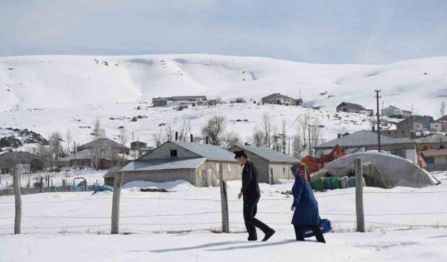 Evde Sağlık Birimi ekipleri karla kaplı köylere giderek hastaları tedavi ediyor