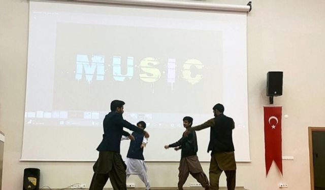 Pakistanlı öğrenciler ülkelerini şarkı ve geleneksel halk oyunları ile tanıttı