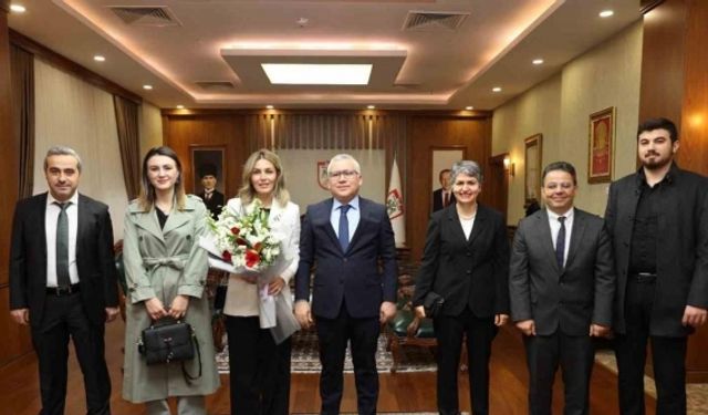 Sivas Valisi doktor eşinin 14 Mart Tıp Bayramını makamında çiçekle kutladı