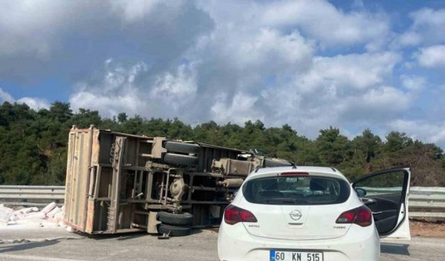 Tokat’ta kamyon ile otomobil çarpıştı: 3 yaralı