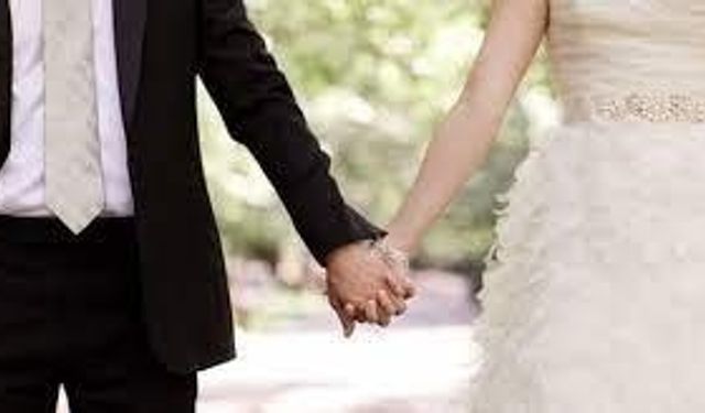 Uşaklı gençler evliliği erteliyor