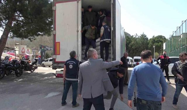 Amasya’da 40 kaçak göçmen taşıyan tırın sürücüsü tutuklandı