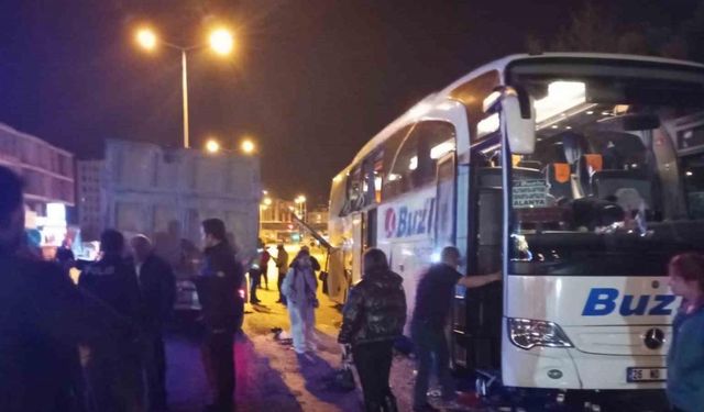 Antalya’da otobüs ve hafriyat kamyonu çarpıştı: 4 yaralı
