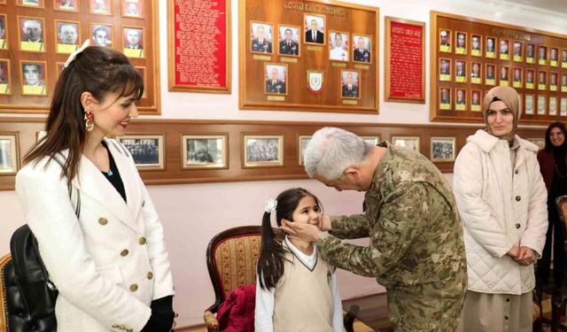 Erzurum’da öğrenciler ilk mektuplarını asker abilerine yazdı