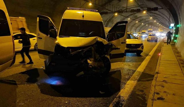 Hakim ve savcıları taşıyan servis minibüsü kaza yaptı: 2 kişi hafif şekilde yaralandı
