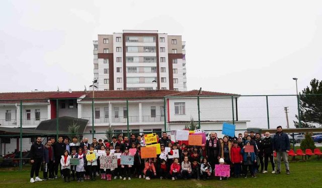 Kastamonuspor’un minik taraftarlarından futbolculara moral ziyareti