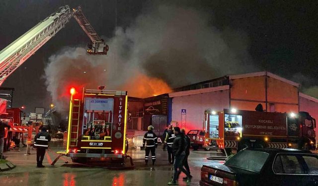 Kocaeli’de geri dönüşüm deposundaki yangın 71 itfaiye personelinin müdahalesiyle söndürüldü