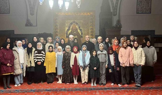 Kur’an kursu öğrencileri tarihi camide iftar açtı