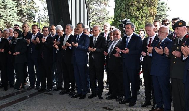 8. Cumhurbaşkanı Turgut Özal vefatının 31. yıl dönümünde kabri başında anıldı