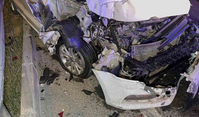 Anadolu Otoyolu’nda sahne sistemleri taşıyan pikapa otomobil çarptı: 2 yaralı