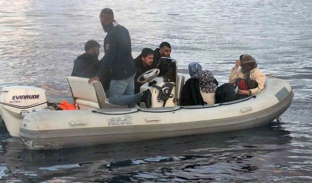 Arızalanan lastik bottaki düzensiz göçmenler kurtarıldı