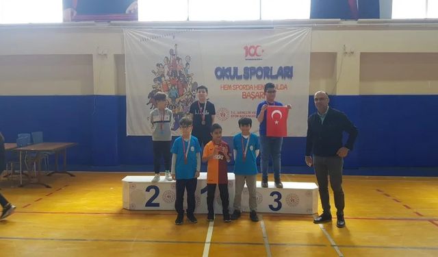 Bozüyük Belediyesi satranç sporcuları turnuvadan madalyalarla döndü