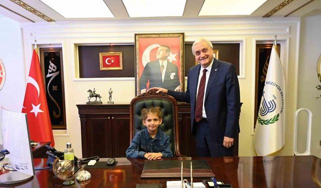 Bozüyük’te çocuk Belediye Başkanı Nursima, makam koltuğuna oturdu