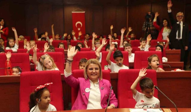 Bu sefer çocuklar meclis koltuğuna oturdu ve oyladıkları önergeyi oy birliğiyle kabul etti
