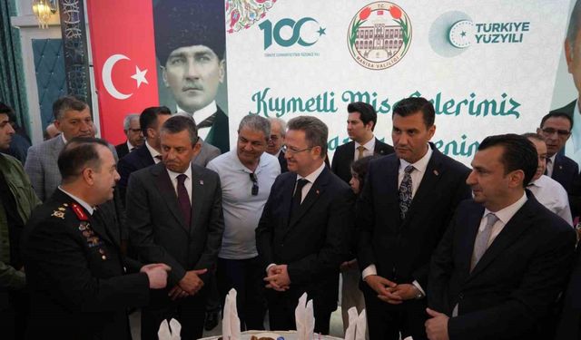 CHP Genel Başkanı Özel Manisa’da bayramlaşma törenine katıldı