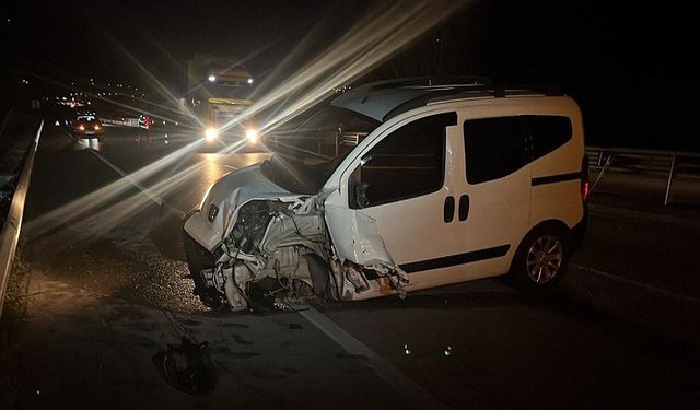 D100’de bariyerlere çarpan hafif ticari aracın sürücüsü yaralandı